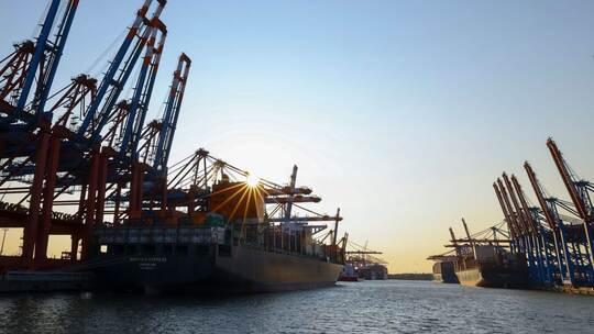 Containerumschlag im Hafen Hamburg