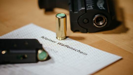 Kleiner Waffenschein und Schreckschuss-Pistole "Walther P22" Kleiner Waffenschein und Schreckschuss-Pistole "Walther P22"