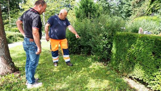 Bauhofleiter Ibrahim Abdallah (rechts) zeigt Bürgermeister Stellvertreter Stefan Kunle die Stellen, wo menschliche Fäkalien gefu