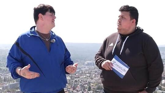 Sänger ISAAK Guderian und PZ-Taxi-Moderator Omid Mohseni im Gespräch auf Pforzheims höchstem Wahrzeichen: dem Wallberg.