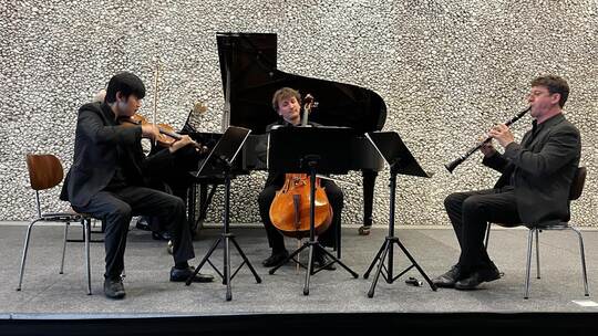 Duru Seong (Violine), Hugo Rannou (Violoncello) und Klarinettist Florian Schüle (vorne, von links) spielten ein ergreifendes Kon