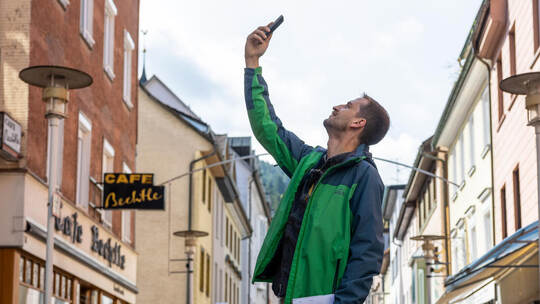Auf Netzsuche – aber nur fürs Foto: Mit seinem Vodafone-Vertrag hat PZ-Redakteur Dennis Krivec in der Wilhelmstraße Empfang. Fot