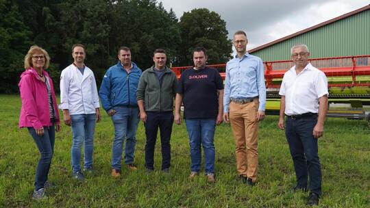 Im Hintergrund steht das landwirtschaftliche Gerät, im Vordergrund Corinna Benkel, Ralf Jäkle, Joachim Fuchs, Michael Maurer, Ch