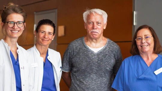 Patient Josef (Zweiter von rechts) zusammen mit seinem interdisziplinären Behandlungsteam, bestehend aus Dr. Hannah In der Wisch