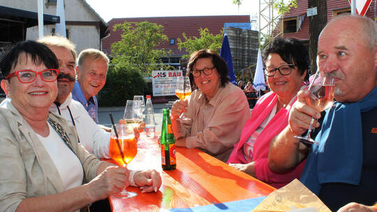 Gut gelaunt genießen Edith und Dieter Franz, Jürgen und Birgit Hofmann sowie Anette und Werner Herbich (von links) beim Oberderd