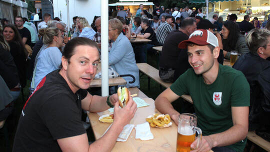 Leckere Fischgerichte lassen sich auch die Mühlhäuser Brüder Benjamin und Kevin Schwab (von links) beim traditionellen Mühlhäuse