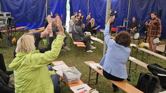 Diakon Göran John (rechts hinten) lässt über die Annahme der Satzung und die Wahl der Vorstandsmitglieder des neuen Förderverein
