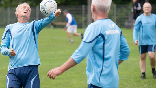 Arno Habitzreiter und Guido Schaub vom TV Hohenklingen spielen sich gekonnt den Ball zu.