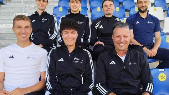Gute Laune: die aufgestiegenen Schiedsrichter aus dem Kreis Pforzheim (hintere Reihe von links) Florian Heim, Yannick Preuß, Mar