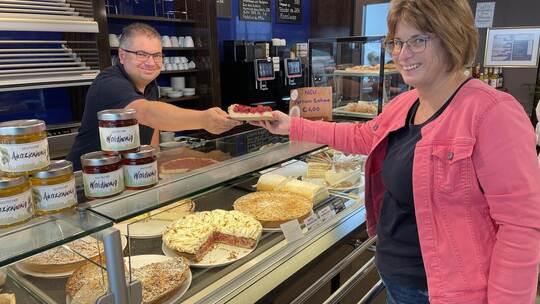 Bei „Höhner's lokale Genüsse“ in der unteren Bahnhofstraße stehen Kuchen und Brötchen hoch im Kurs. Hier bedient Oliver Höhner K