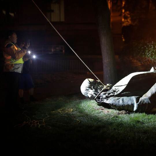 Trump-Regierung stellt umstrittene Statue wieder auf