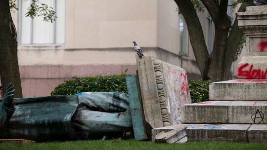 Trump-Regierung stellt umstrittene Statue wieder auf Trump-Regierung stellt umstrittene Statue wieder auf