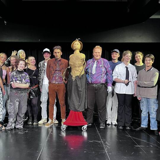 Die Darsteller von „Queents WIR-IHR-SIE“ im Kupferdächle. Kupferdächle