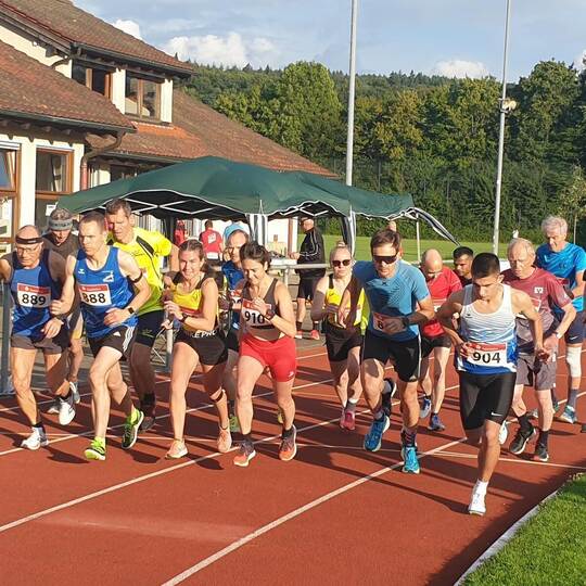 Vom Start weg Tempo machen die Läuferinnen und Läufer über die 5000-Meter-Strecke auf dem Königsbacher „Plötzer“. Gazelle