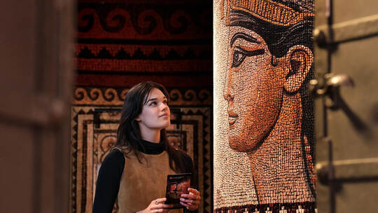 Auge in Auge mit Kleopatra: eine Besucherin in der Ausstellung „Caesar & Kleopatra“ im Historischen Museum der Pfalz. Klaus Land