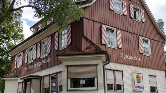 Statt Tourismus eher Dornröschenschlaf: Für das Gasthaus und Hotel „Eyachbrücke“ gab es 2025 zwei Bauvoranfragen für eine möglic