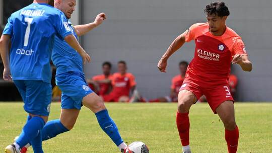 Individuell und als Gruppe besser verteidigen müssen die Nöttinger um Maik Gärtner (rechts) im Heimspiel gegen Göppingen. Foto: