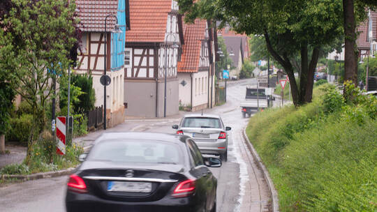 ür den Umleitungsverkehr aufgrund der Ortsdurchfahrtssanierung in Bauschlott wurden die Engstellen auf der Dürrner Hauptstraße r