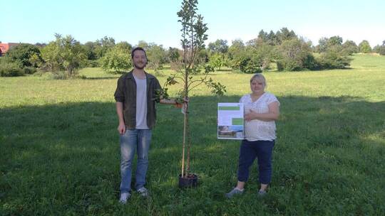 Christian Koch und Jennifer Reiche vom Amt für Umweltschutz stellen die dies- jährige Obstbaumpflanzaktion vor. Erich Krieg