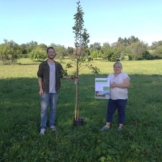 Christian Koch und Jennifer Reiche vom Amt für Umweltschutz stellen die dies- jährige Obstbaumpflanzaktion vor. Erich Krieg