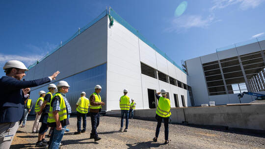 Matthias Wode (links) ist bei Witzenmann für alles mit Immobilien zuständig. Hier zeigt er die neue Lagerhalle am Buchbusch. 20