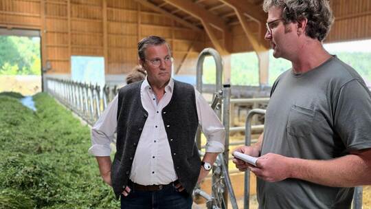 Baden-Württembergs Landwirtschaftsminister Peter Hauk lässt sich von Leimenäcker Hof-Besitzer Carsten Göz durch den Kuhstall füh