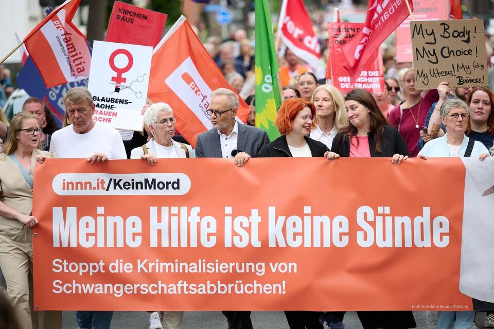 Klage gegen Verbot von Schwangerschaftsabbrüchen Klage gegen Verbot von Schwangerschaftsabbrüchen