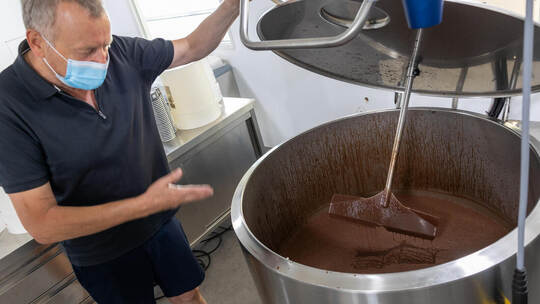 Hier entsteht das Schokoladeneis der Eisfabrik Keltern. Bevor es gefroren wird, reift es über Nacht. Eisfabrik Keltern Gastro