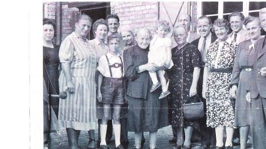 Henny Deckmann aus San Diego in Kalifornien – hier 1949 als kleines Mädchen auf dem Arm von Firmengründerin Frieda Lacher. Neben