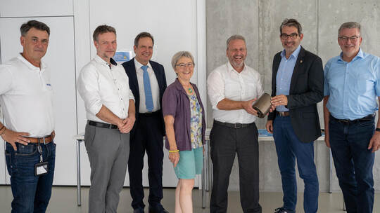 Unterstreichen die Bedeutung von Recycling bei wertvollen Rohstoffen (von links): Simon Schwarz, Ulrich Jautz, Stefanie Seemann,