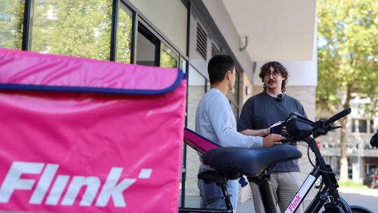Die pinken Taschen sind ihr Markenzeichen: Flink-Räder sind leicht auf den Straßen zu erkennen.