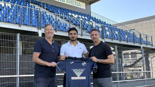 Torsten Heinemann (links) und Giuseppe Ricciardi (rechts) mit Salvatore Marrone, der künftig das Trikot des CfR Pforzheim tragen