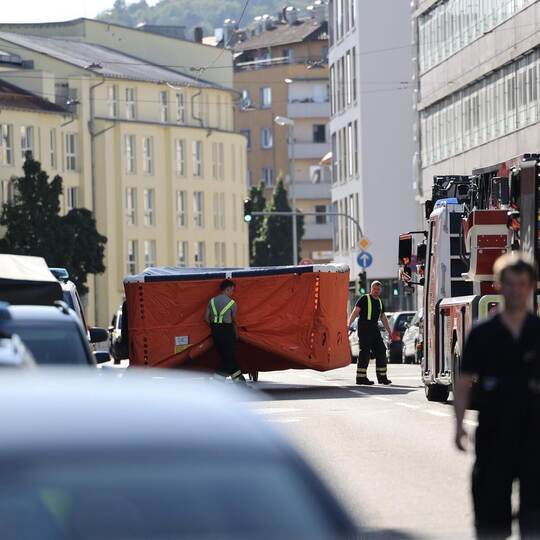 Dieses „Kissen“ – ähnlich einem Sprungtuch – wird vorsorglich platziert.
