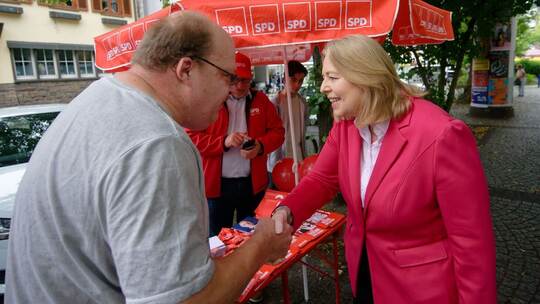 SPD-Chefin Bas beim Kommunalwahlkampf in Duisburg