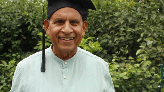 Stolz mit akademischen Würden im eigenen Garten: Seit 1989 lebt Ashok Sharma mit Familie in Birkenfeld. Foto: Wewoda