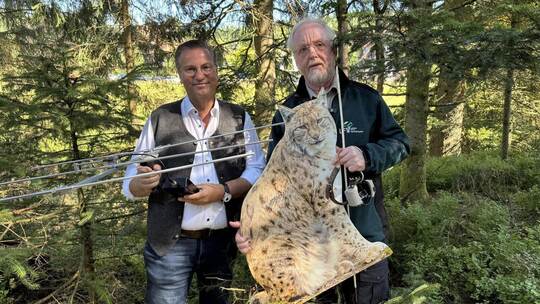 Minister Peter Hauk (links) mit dem Wildtierbeauftragten Martin Hauser samt Telemetrie-Antenne und Luchs-Halsband zur Ortung der