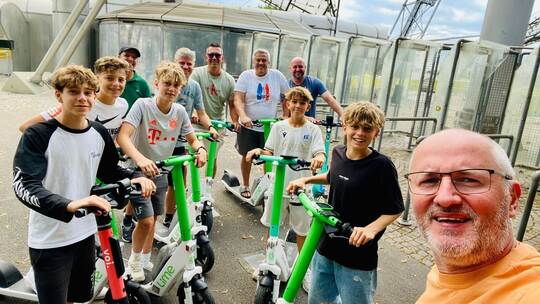 E-Scooter statt Fußball: die U14-Kicker des FC Nöttingen düsten unter anderem durch den Münchner Olympiapark. Foto: FCN