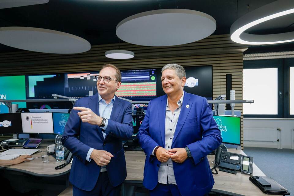 Bundesinnenminister Dobrindt besucht das IT-Lagezentrum des BSI Bundesinnenminister Dobrindt besucht das IT-Lagezentrum des BSI