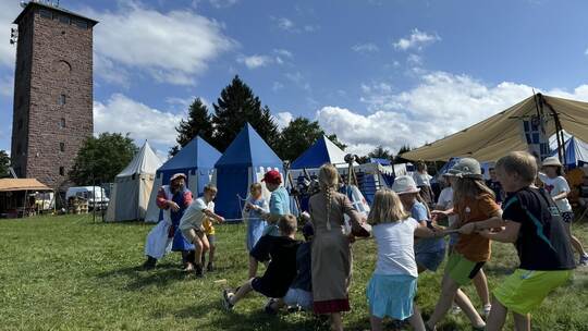 Seilziehen am „Rittertag“ ist eine der Attraktionen beim Dobeler Spectaculum. Sabine Zoller