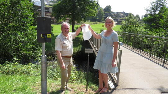 Stefanie Bott und Heinz Schafranek feiern die Taufe der Ahornbrücke in Bad Wildbad. Carsten Knöller