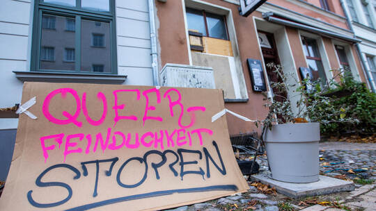 Ein Schild mit der Aufschrift „Queen Feindlichkeit stoppen“ steht im November 2024 vor der Rostocker Queer-Bar B 7 nach einem Br Nach mutmaßlichem Brandanschlag auf Queer-Bar