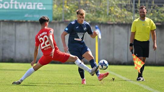 Der 1. CfR Pforzheim mit Tim Schwaiger verlor das Duell zweier Oberligisten im Pokal-Achtelfinale (links Volkan Rona vom VfR Man