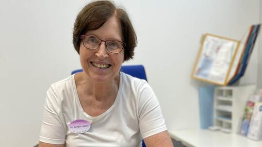Dr. Brigitte Langer-Glock hat trotz aller Kritik am Gesundheitswesen das Lachen nicht verlernt. Roth