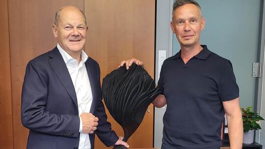 Strahlende Gesichter bei der Übergabe der Skulptur: Ex-Kanzler Olaf Scholz (links) und Künstler Lars Zech.