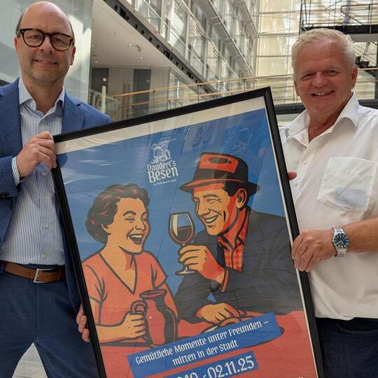 Schön retro ist so ein „Besen“ – und genau deshalb hip: Das Plakat zeigen Kundendirektor Ulf Lauche (links) und Wirt Frank Daude
