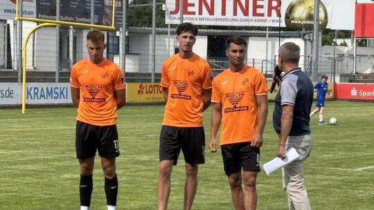 CfR-Mittelfeldmann Luka Bilac (Mitte, hier bei der Teamvorstellung in der Saisonvorbereitung zwischen seinen Mannschaftskollegen