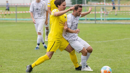 Wiedersehen schon nach vier Wochen: Bei Mühlackers Stadtturnier nutzte der FC Viktoria Enzberg (in Weiß) im Halbfinale den Heimv