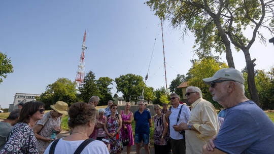 Über dem Mühlacker Senderareal thronen der noch betriebene, 100 Meter hohe UKW-Sendemast (links) und der stillgelegte Mittelwell