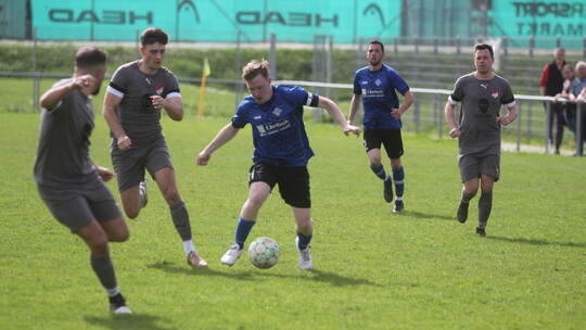 Nach drei Jahren in der Kreisliga hat es für die Enzberger Fußballer um Marvin John (am Ball) vorige Saison nicht für den Klasse