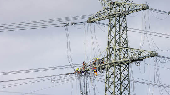 Arbeiter bringen im August 2023 die Seile der neuen Stromleitung an der A 8 auf Höhe von Ispringen an. Mittlerweile ist die 14-K Strommasten Seilspannung Ispringen A8